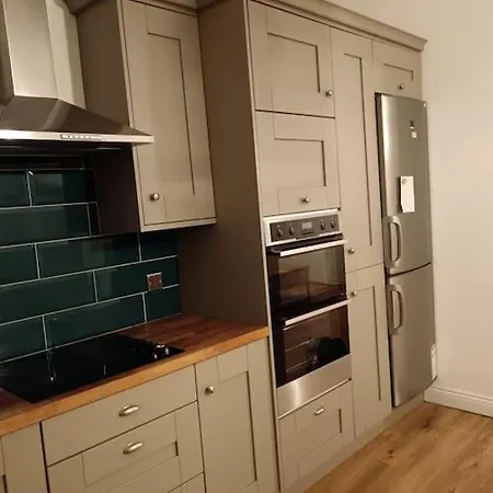 New Bright 4 Bedroom In Leafy South Dublin * Sandyford